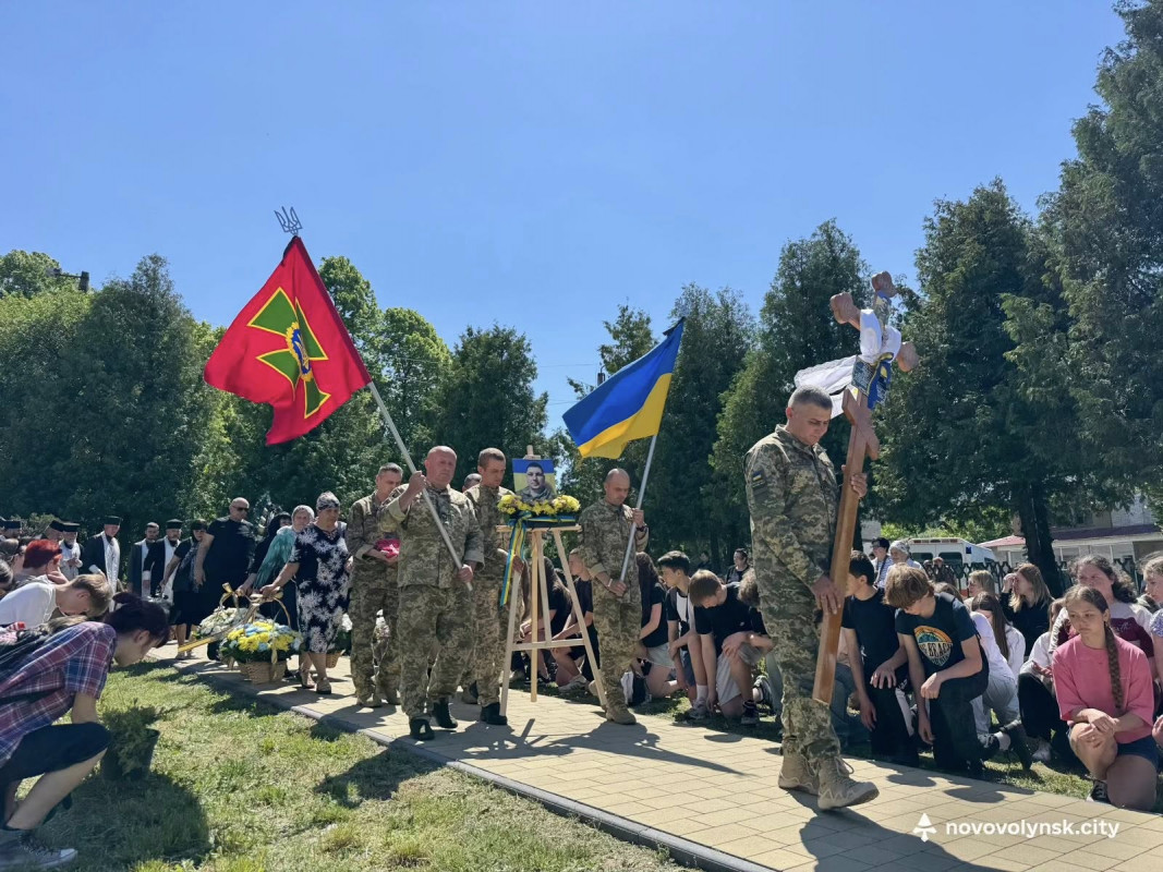 Майже пів року вважався безвісти зниклим: на Волині в останню путь провели Героя Сергія Шулєпова