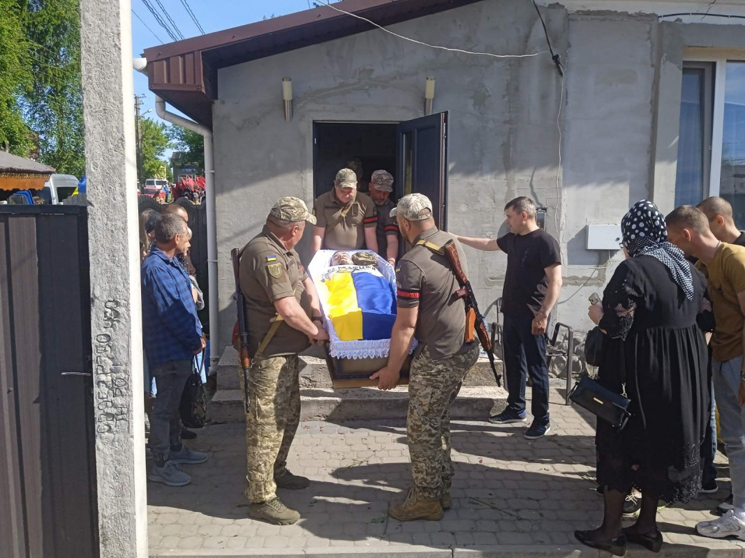 Попри зусилля медиків, життя воїна врятувати не вдалося: на Волині поховали 28-річного Героя Богдана Карвацького
