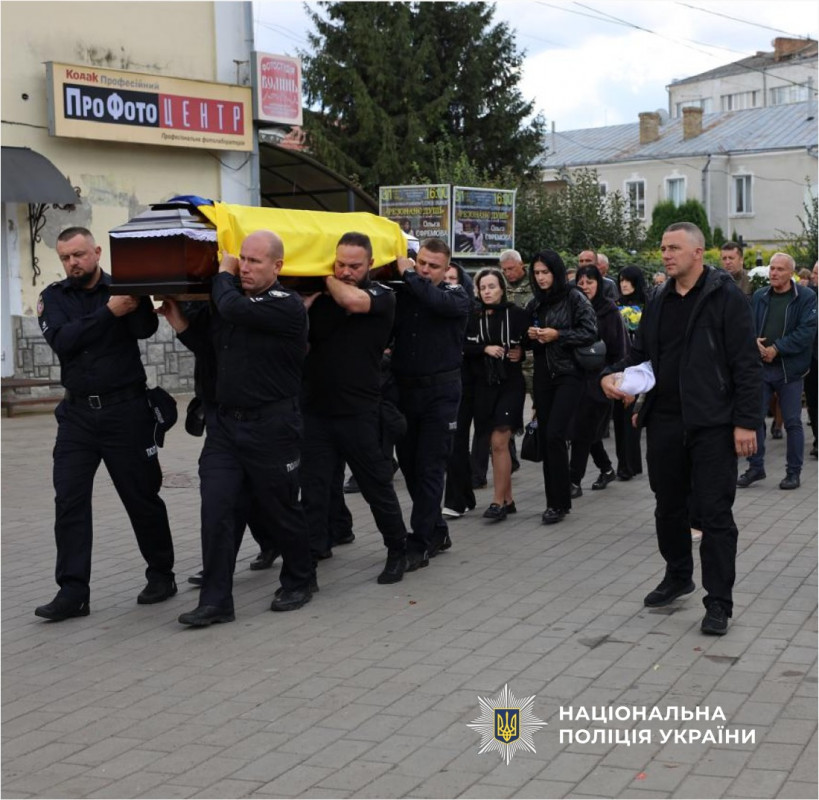Загинув на Донеччині внаслідок ворожого авіаудару: у Луцьку на колінах попрощалися із підполковником поліції Олександром Солов’янчиком