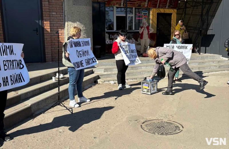 «Обійми, якщо не байдуже»:  як у місті на Волині підтримували військових та їхніх рідних