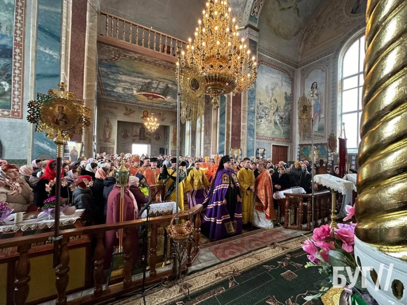 Волиняни на благодійному ярмарку біля Свято-Покровського храму зібрали понад 56 тис. грн на ЗСУ