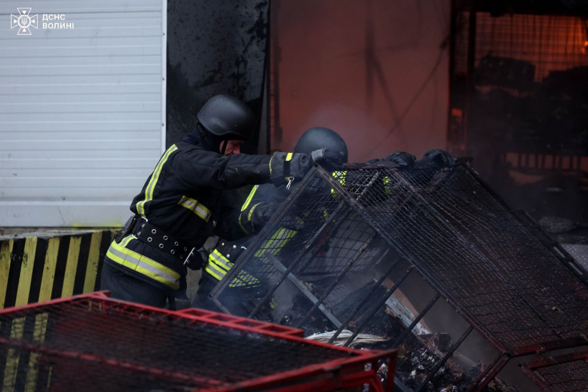 Російські обстріли у Луцьку: рятувальники загасили великі пожежі на цивільних об’єктах. Фото