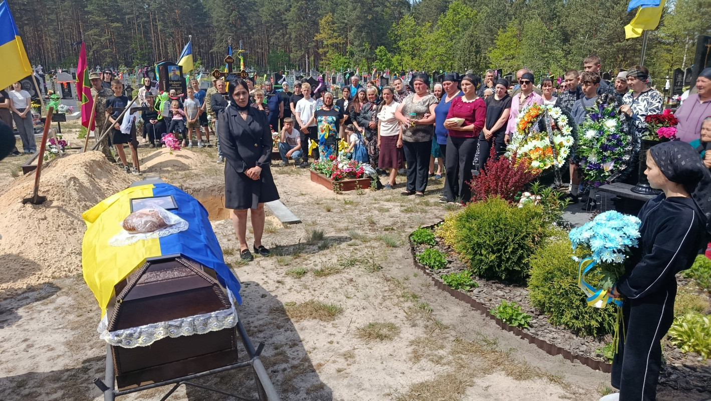 Без батька залишилися троє донечок: волиняни попрощалися із загиблим Героєм Андрієм Григолою