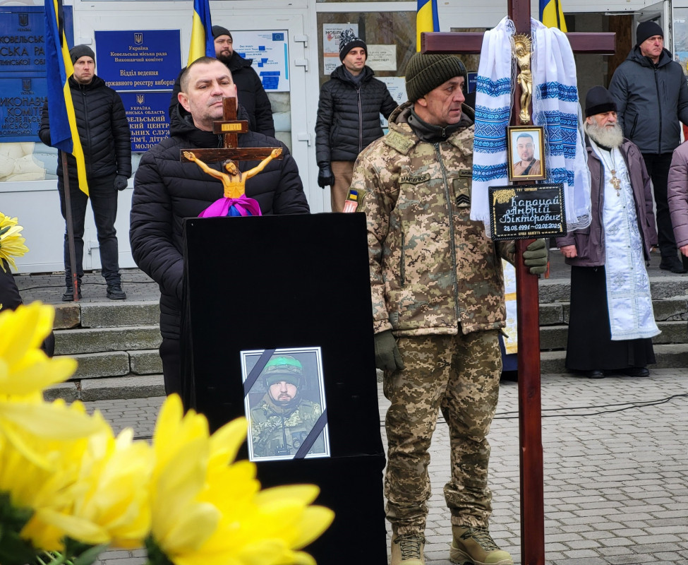 Мріяв одружитися зі своєю коханою: на Волині сотні людей прийшли попрощатися з 33 річним Героєм Андрієм Карацаєм