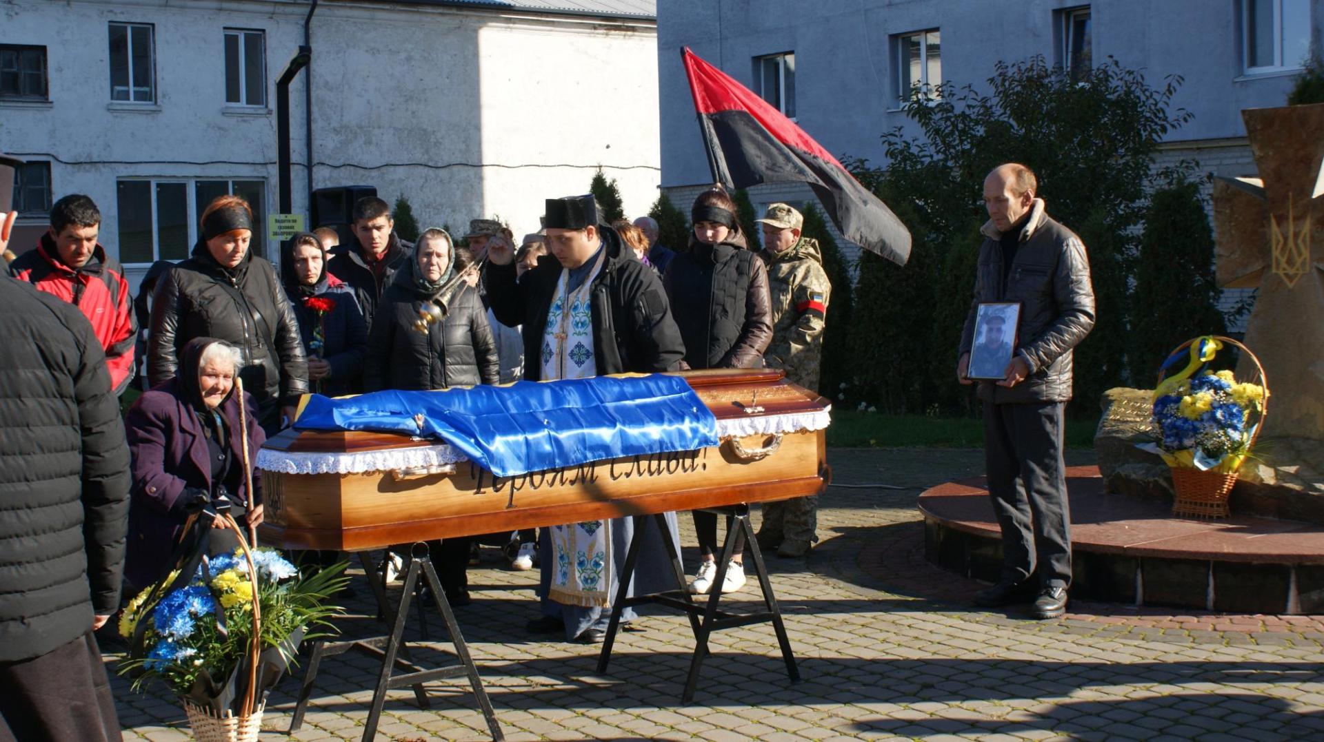 «Куди ж ти, сину, йдеш…»: на Волині в останню дорогу провели воїна Сергія Беня