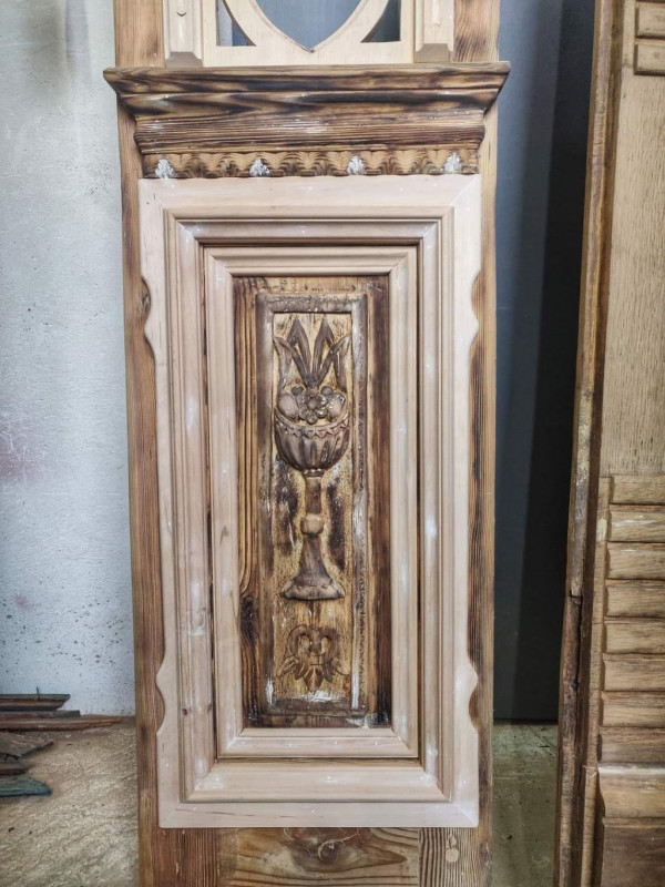Старовинні двері з Луцька реставрують майстри з Івано-Франківська