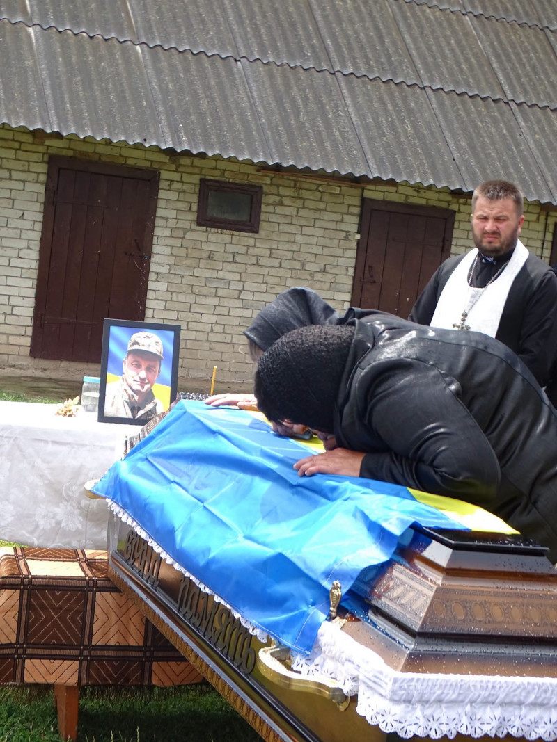 Через майже два роки після загибелі на Волині поховали Героя Валерія Кікавського