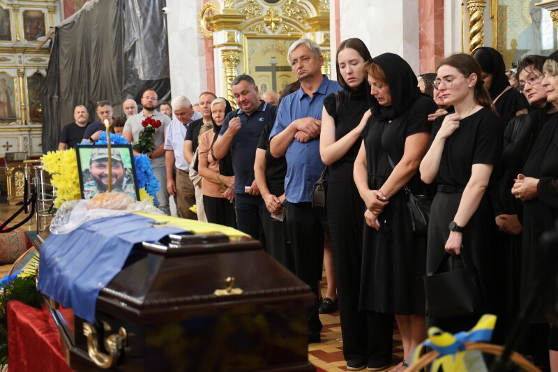 Загинув у травні, в поховали тільки нині: у Луцьку попрощалися із захисником України Сергієм Черленюком