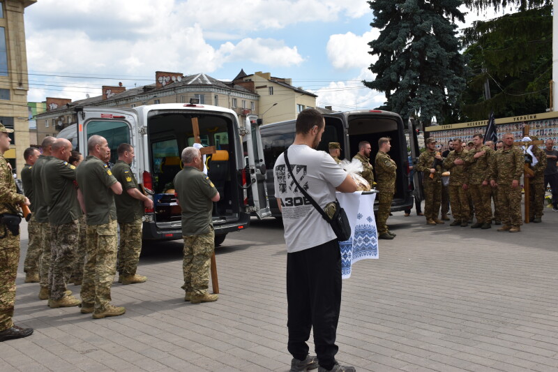Загинули понад рік тому: у Луцьку попрощалися з двома Героями Андрієм Кравчуком та Романом Смалем