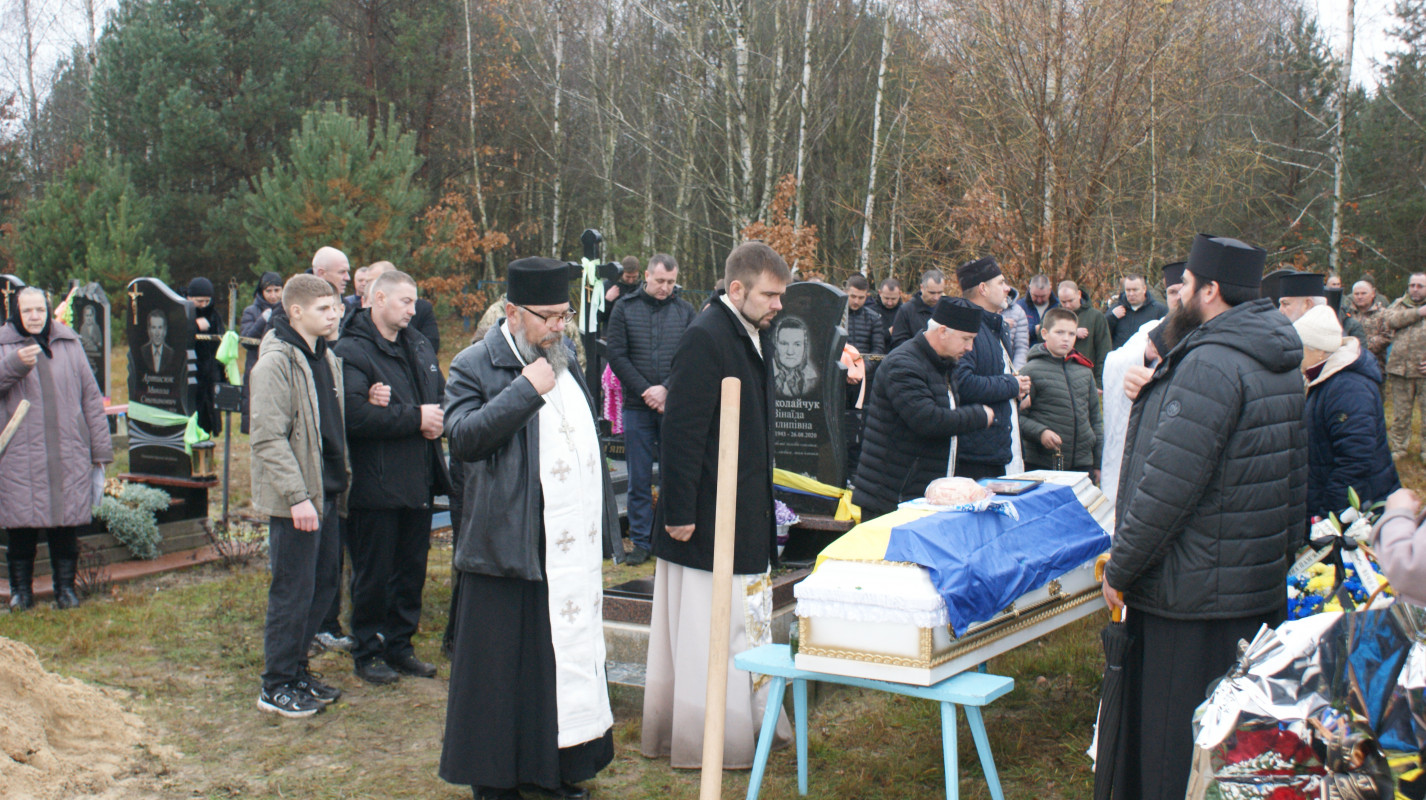 «Встелили всі села квітами, а хлопчика мого немає…»: у громаді на Волині провели в останню дорогу Героя Миколу Загоровця