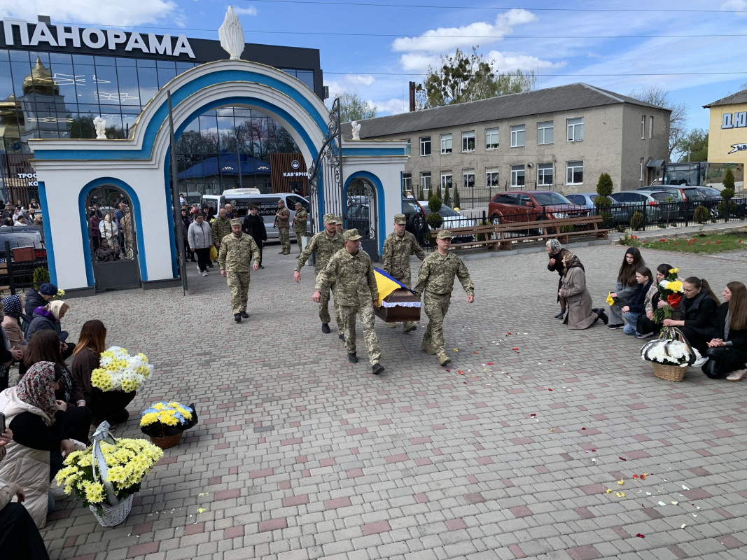 Останній дзвінок для Героя: у місті на Волині попрощалися з Олександром Каленюком