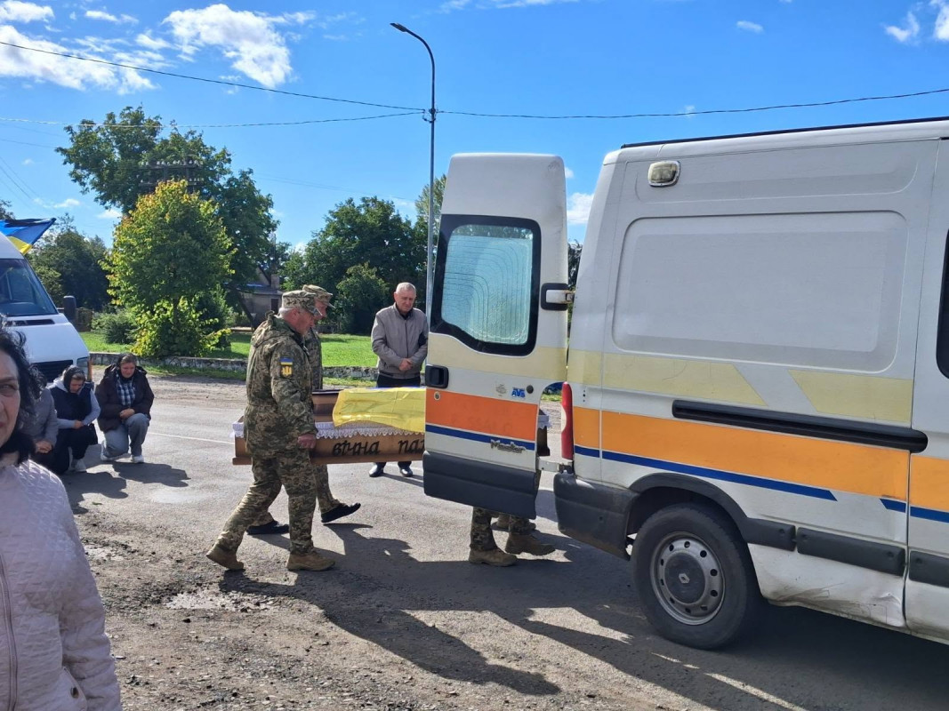 Майже рік вважався зниклим безвісти: на Волині поховали 33-річного Героя Володимира Теслюка