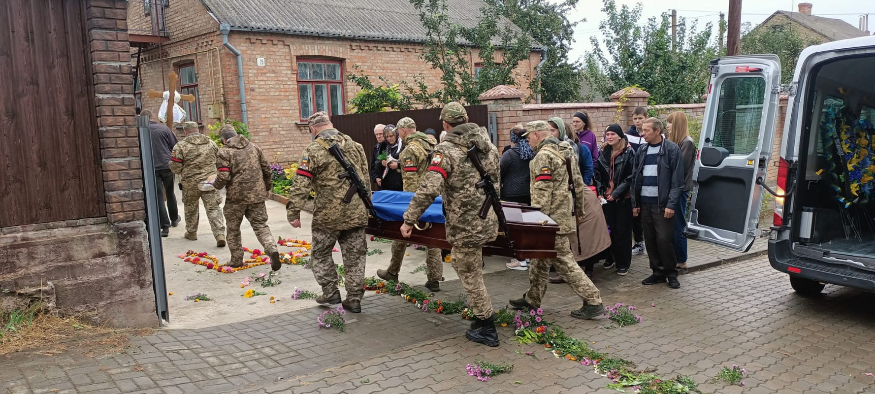 Без батька залишилося четверо дітей: на Волині попрощалися з Героєм Віталієм Сюрхою, який понад рік вважався зниклим безвісти