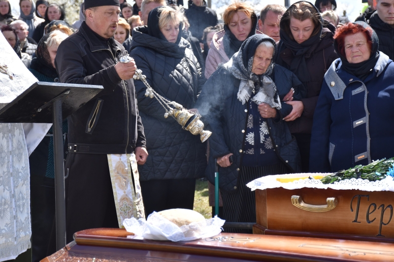 Коровай ділили на кладовищі: на Волині сотні людей прийшли попрощатися з Героєм Миколою Гацем