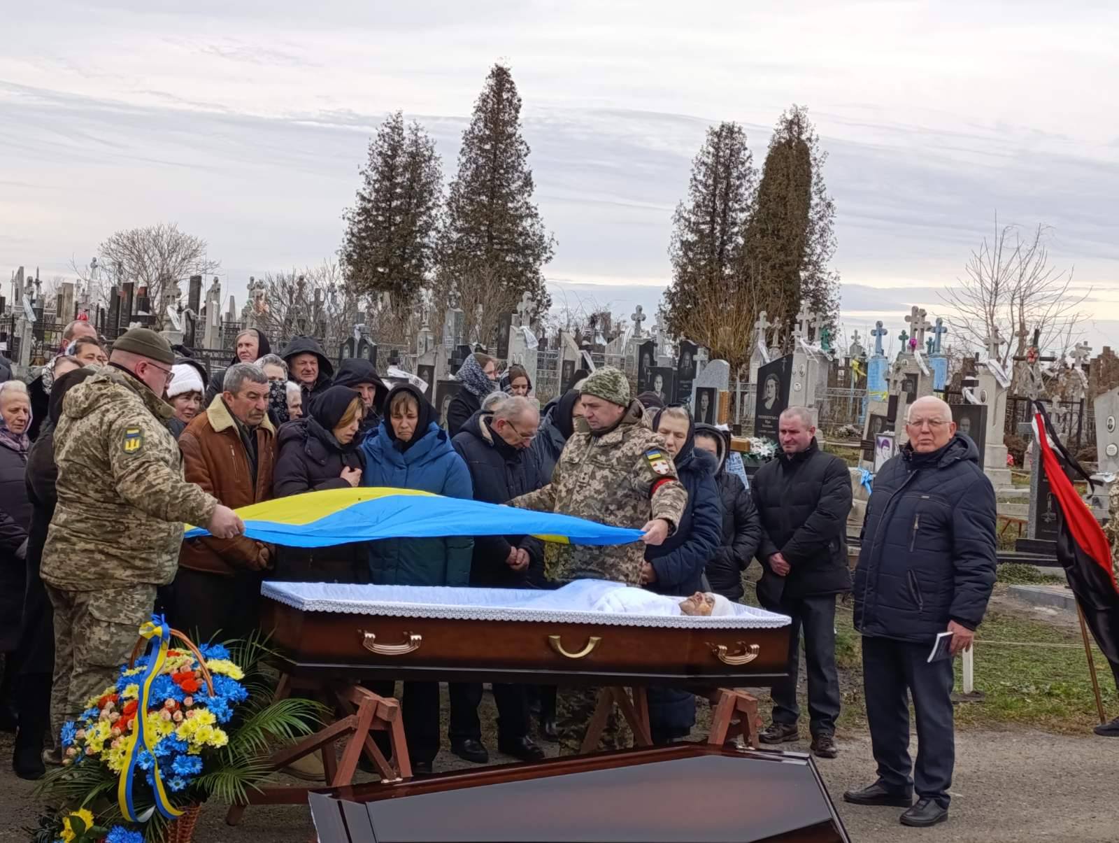 Мріяв про мирне життя, але віддав його за всіх нас: біля Луцька попрощались з Героєм Андрієм Литвинчуком