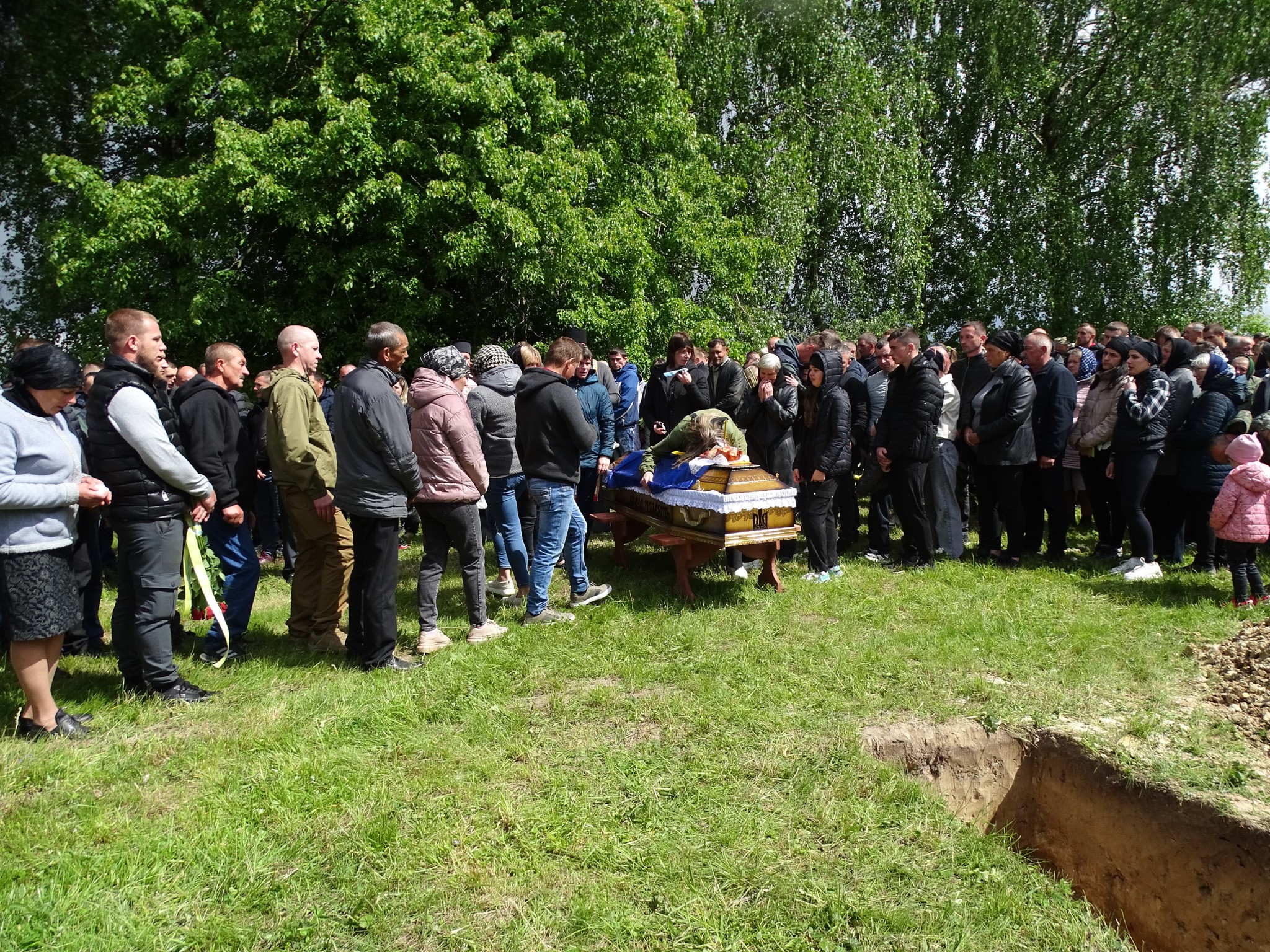 «Вивозив з поля бою поранених, рятував життя, повертав тіла загиблих»: на Волині сотні людей провели в останню дорогу Героя Володимира Кміна