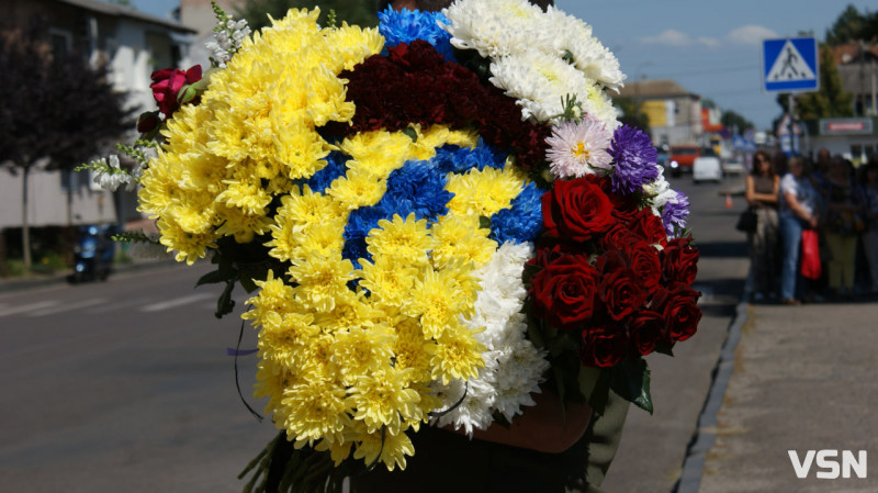 Рідні сподівалися, що в полоні, але дива не сталося: у Рожищі провели в останню путь воїна Миколу Катеринюка