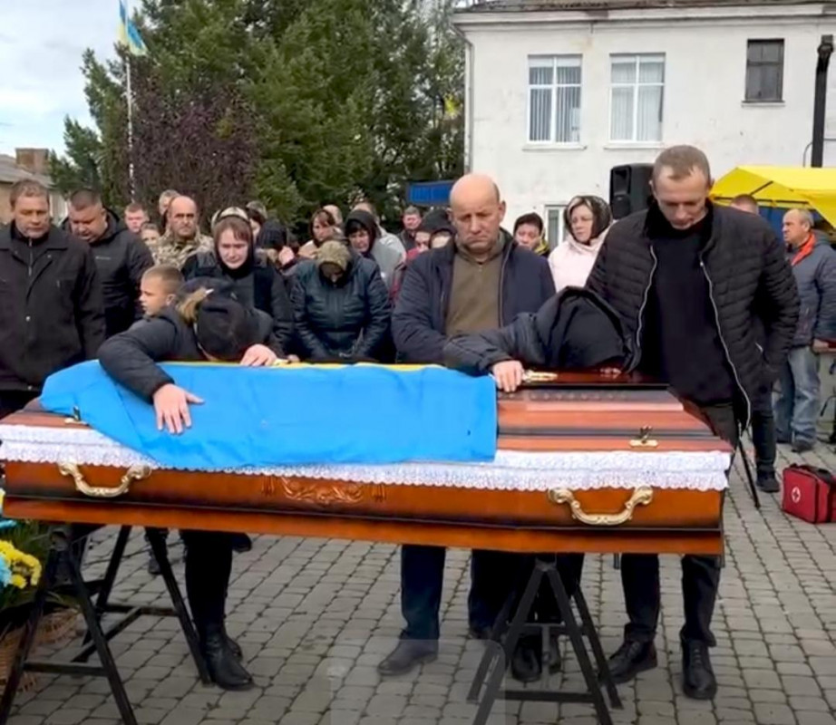 Спільне горе на дві громади: на Волині похоронили 33-річного Героя Володимира Пахольчука