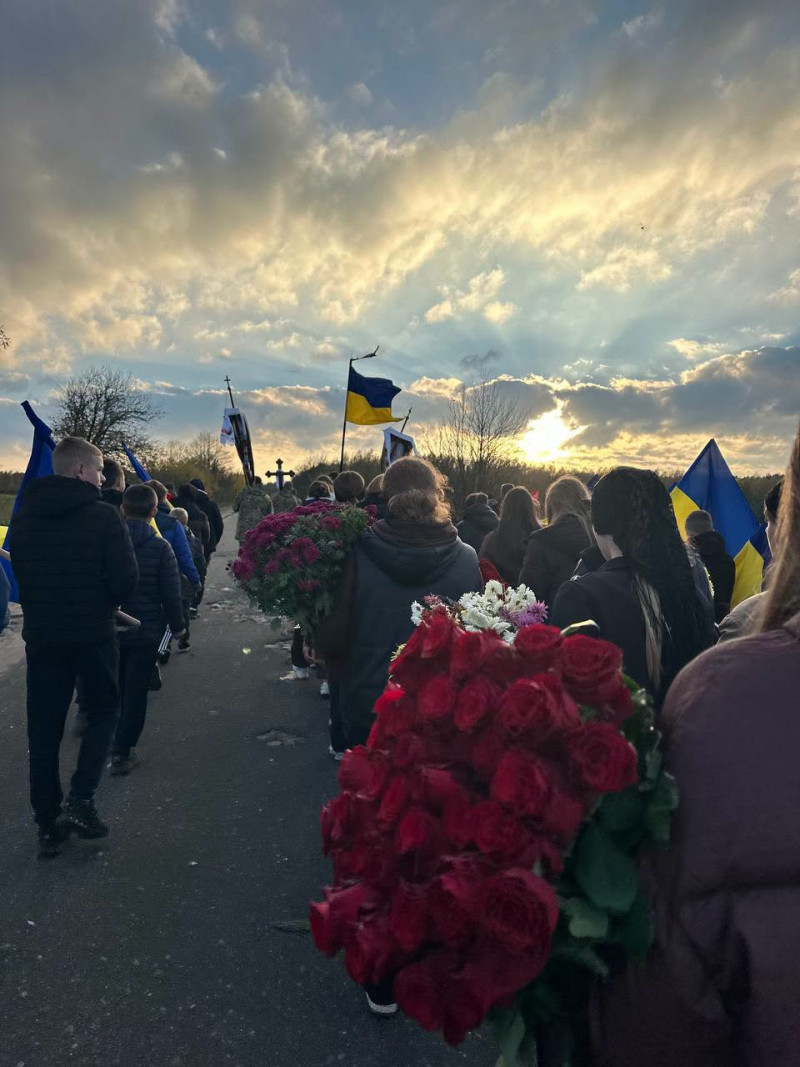 На Волині провели в останню дорогу воїна Романа Лисюка, який помер від важкого поранення