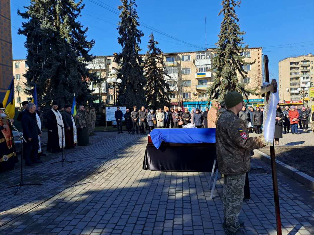 Мав приїхати у відпустку, а повернувся навіки «на щиті»: на Волині попрощалися з Героєм Олександром Маслом