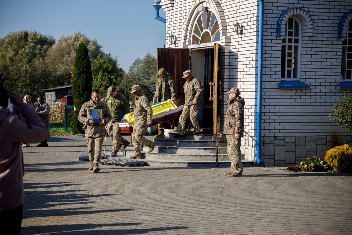 Понад пів року вважався зниклим безвісти: на Волині попрощалися з Героєм Дмитром Макаревичем