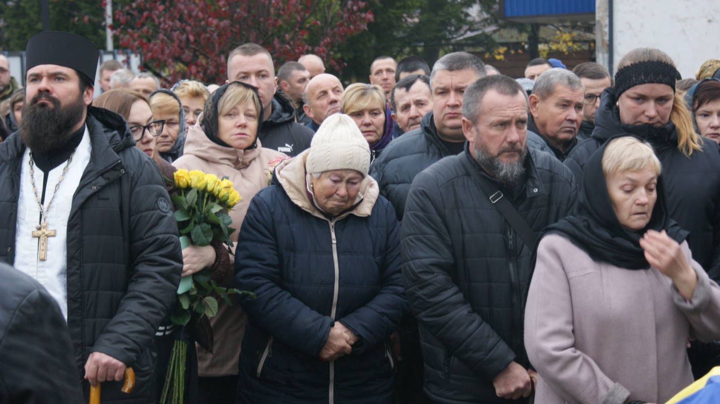 «Встелили всі села квітами, а хлопчика мого немає…»: у громаді на Волині провели в останню дорогу Героя Миколу Загоровця