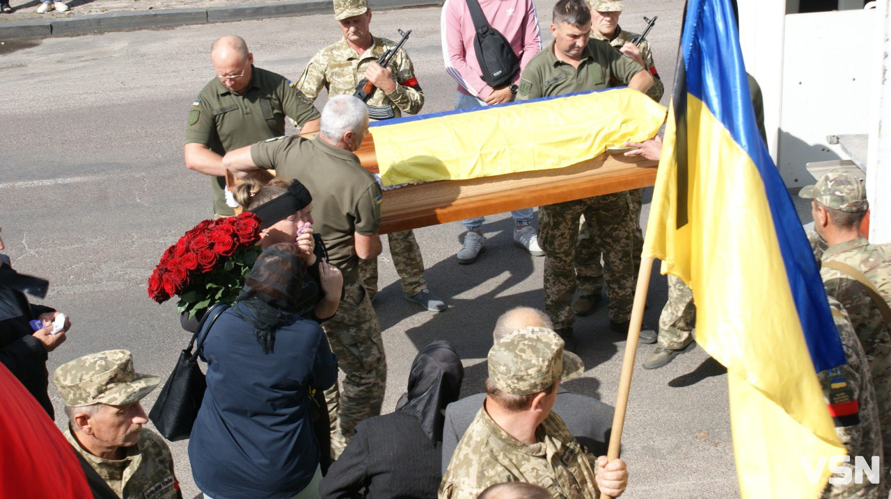 Повернувся додому після майже дворічної невідомості: Рожищенська громада зустріла «на щиті» Героя Віталія Козла. Фото