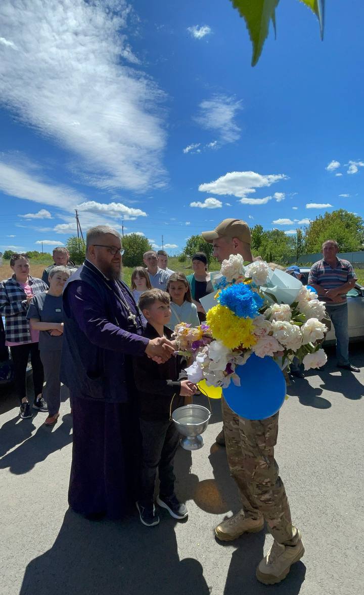 Зі сльозами радості та прапорами: на Волині емоційно зустріли звільненого з полону воїна Вадима Яковського