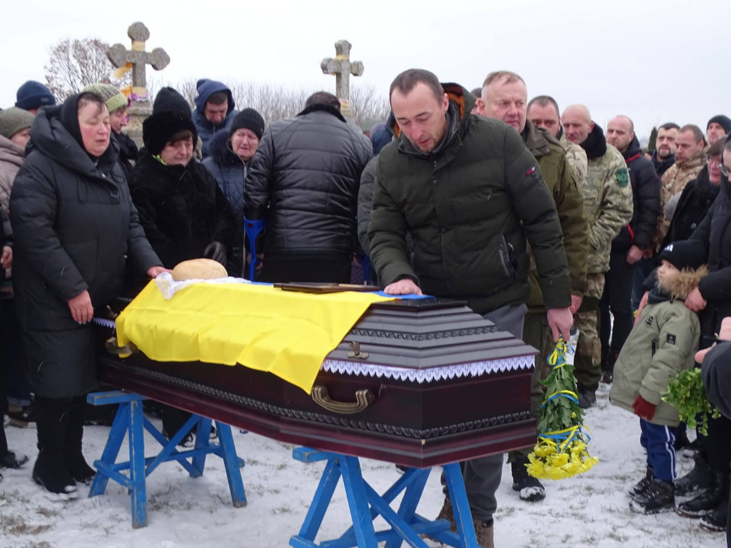 Повернувся додому «на щиті»: волиняни провели на вічний спочинок полеглого капітана Олександра Євтушка