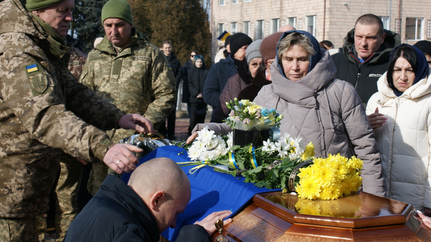 Навколішки і зі сльозами: волиняни попрощалися з Героєм Володимиром Гродським