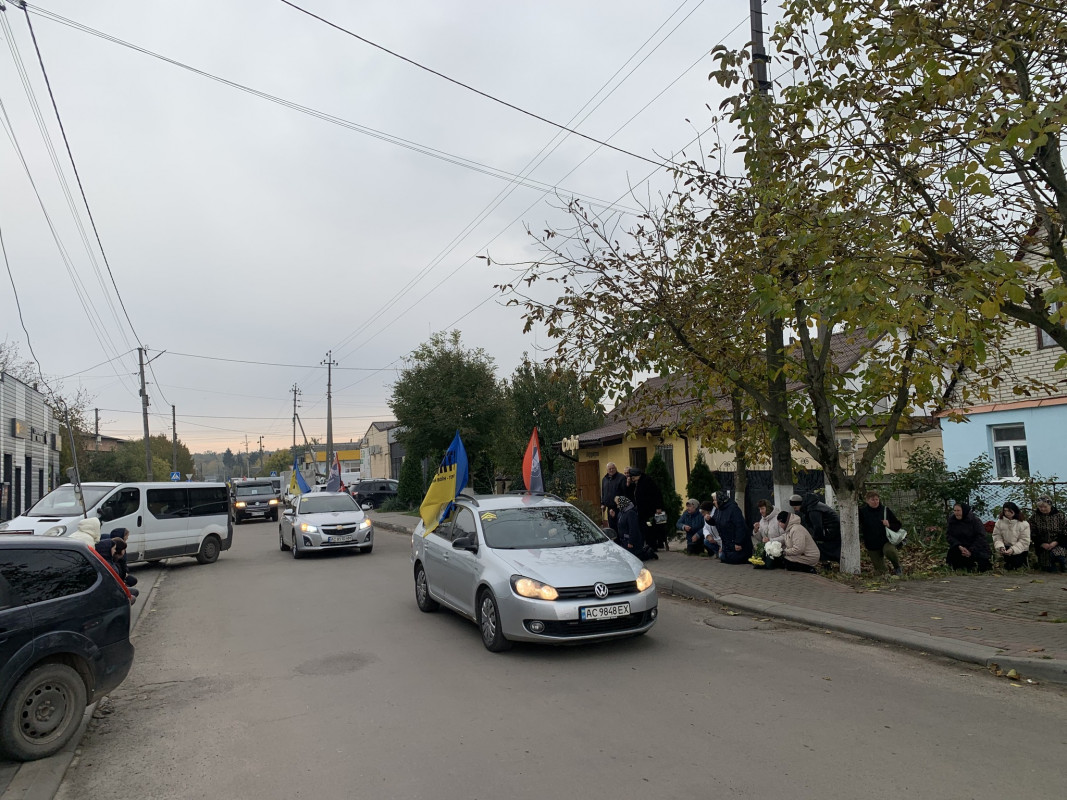 Загинув ще у серпні, а прощалися лише нині: на Волині в останню путь провели Героя Леоніда Бриндзія