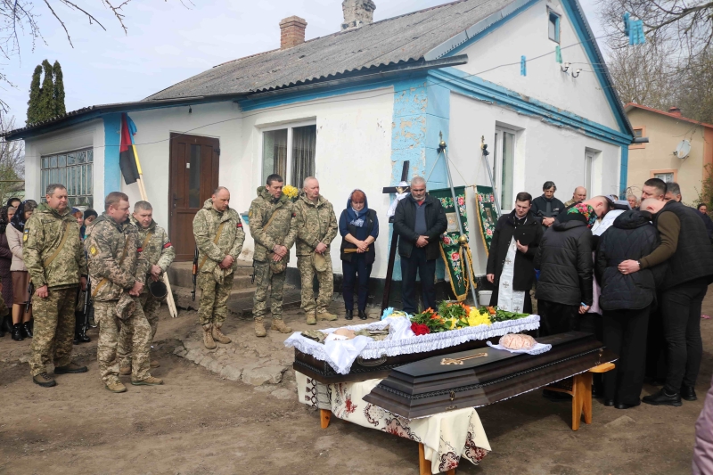 Помер у лавах ЗСУ: на Волині в останню дорогу провели Героя Олександра Горотя