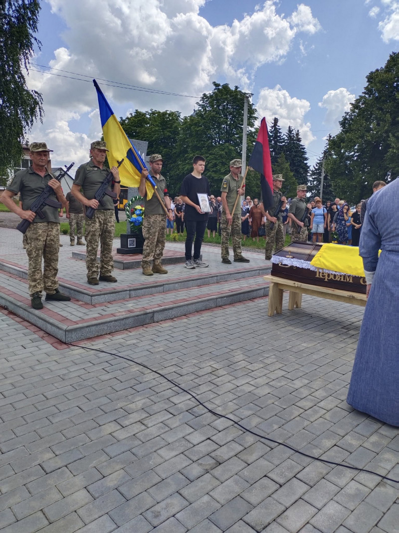 Життя Героя трагічно обірвалося у Курській області: на Волині в останню дорогу провели Віктора Кревського