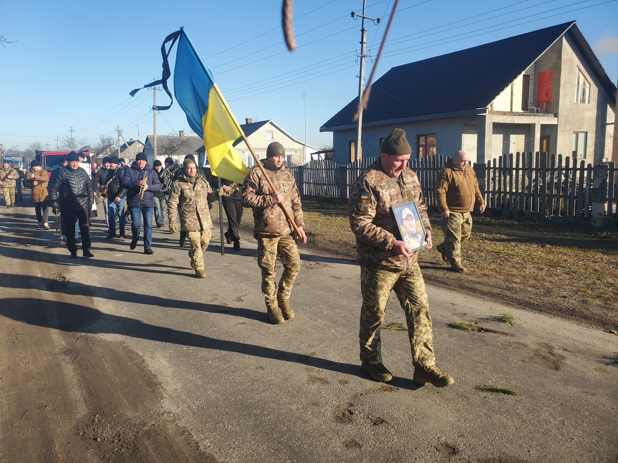 Більше року вважався безвісти зниклим: на Волині в останню дорогу провели 40-річного Героя Анатолія Семенюка