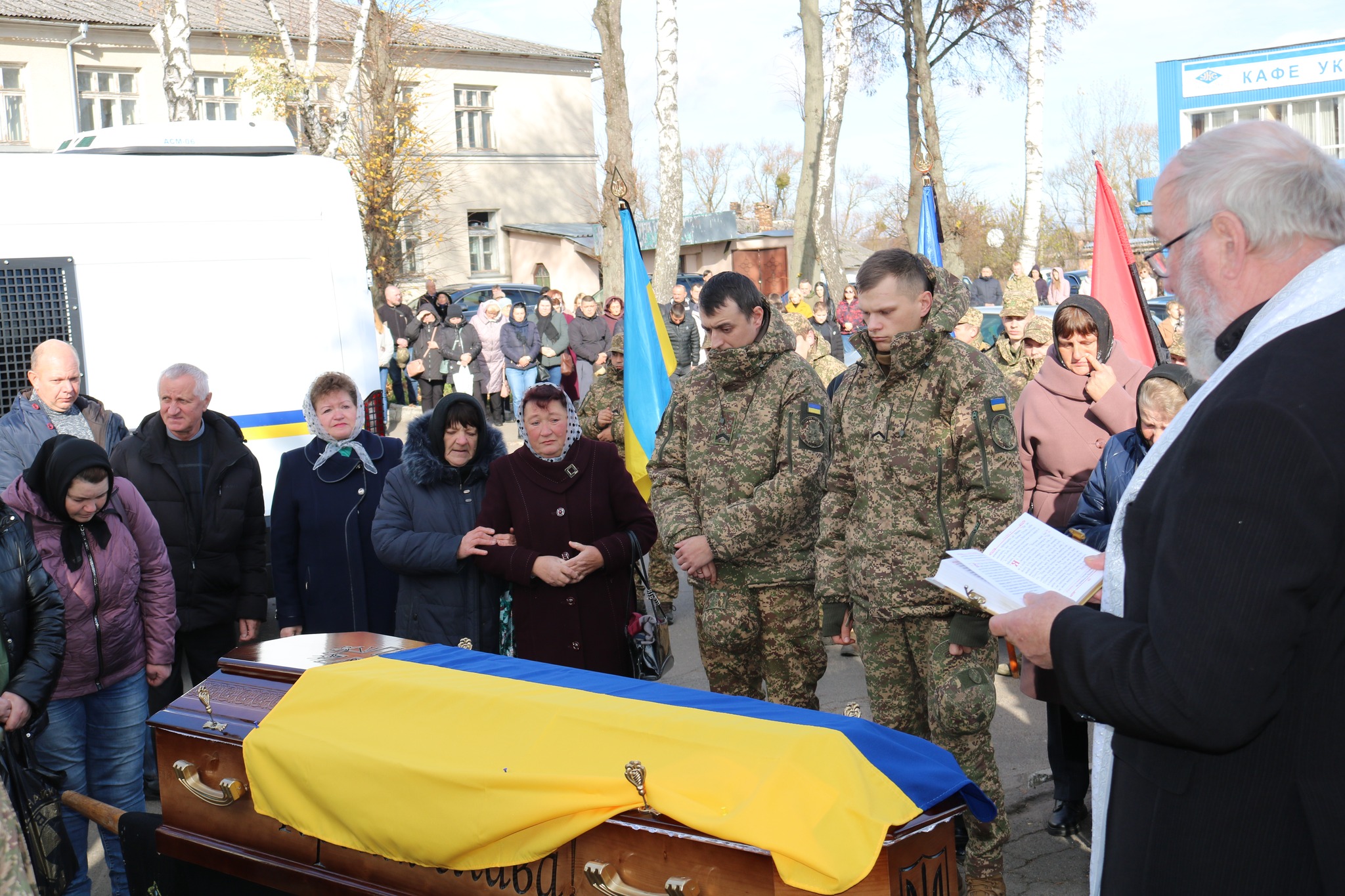 Білим ангелом повернувся додому «на щиті»: на Волині в останню дорогу полеглого на війні Андрія Тихого