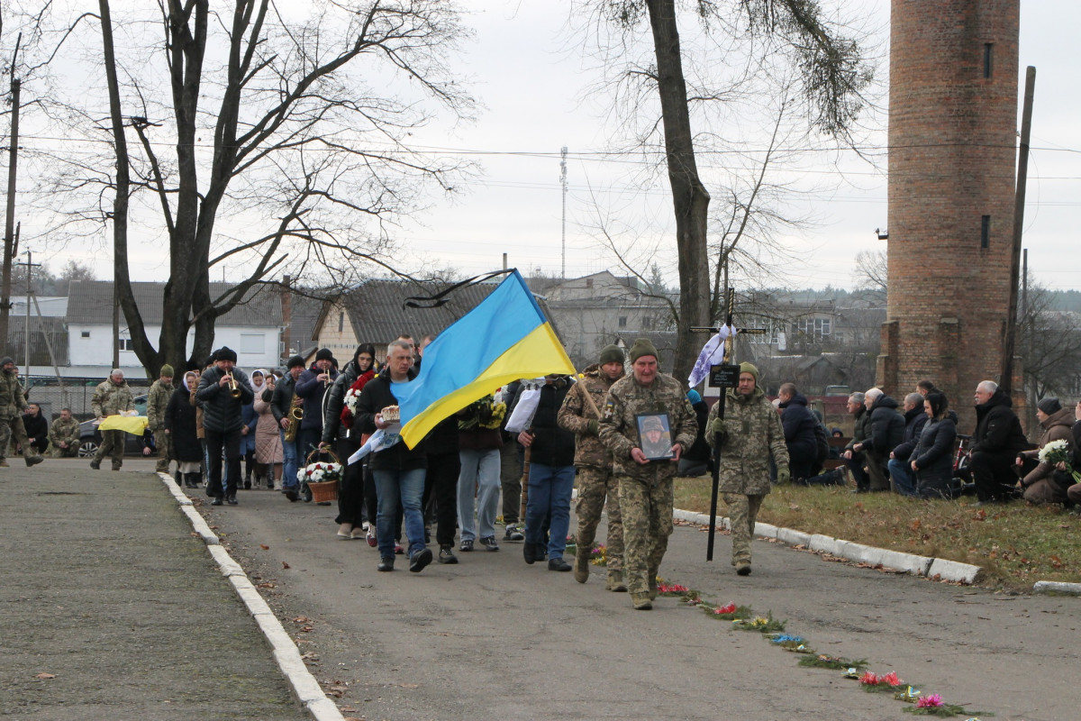 Йому навіки 25 років: на Волині всім селом прощалися з молодим Героєм Богданом Борисюком