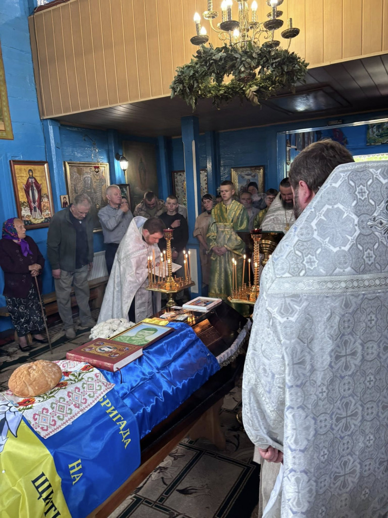 Майже два роки вважався зниклим безвісти: на Волині в останню земну дорогу провели Героя Михайла Ковальчука. Фото