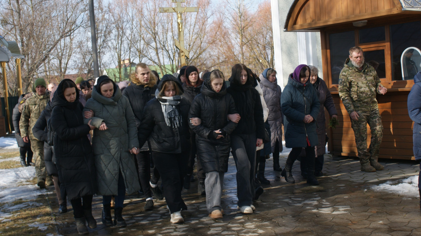 Навколішки і зі сльозами: волиняни попрощалися з Героєм Володимиром Гродським
