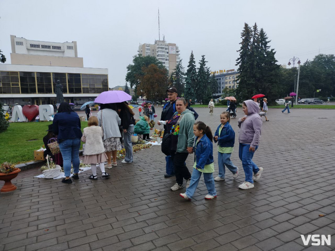 Як у центрі Луцька освячували кошики на Яблучний Спас. ФОТО