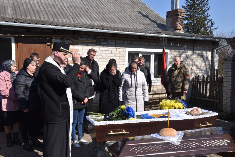 У громаді на Волині сотні людей вийшли провести полеглого Героя Василя Філончука в останню дорогу