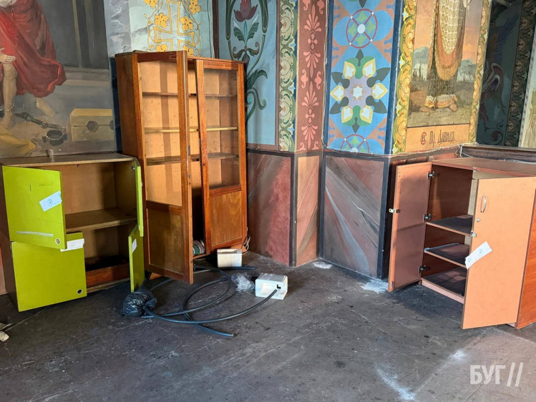 Порожні зали, сміття і зірване майно: що залишила УПЦ МП в Успенському соборі у Володимирі. Фото