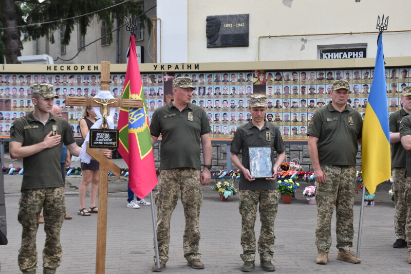Повернувся «на щиті» через рік після загибелі: у Луцьку в останню дорогу провели Героя Володимира Андрійчука