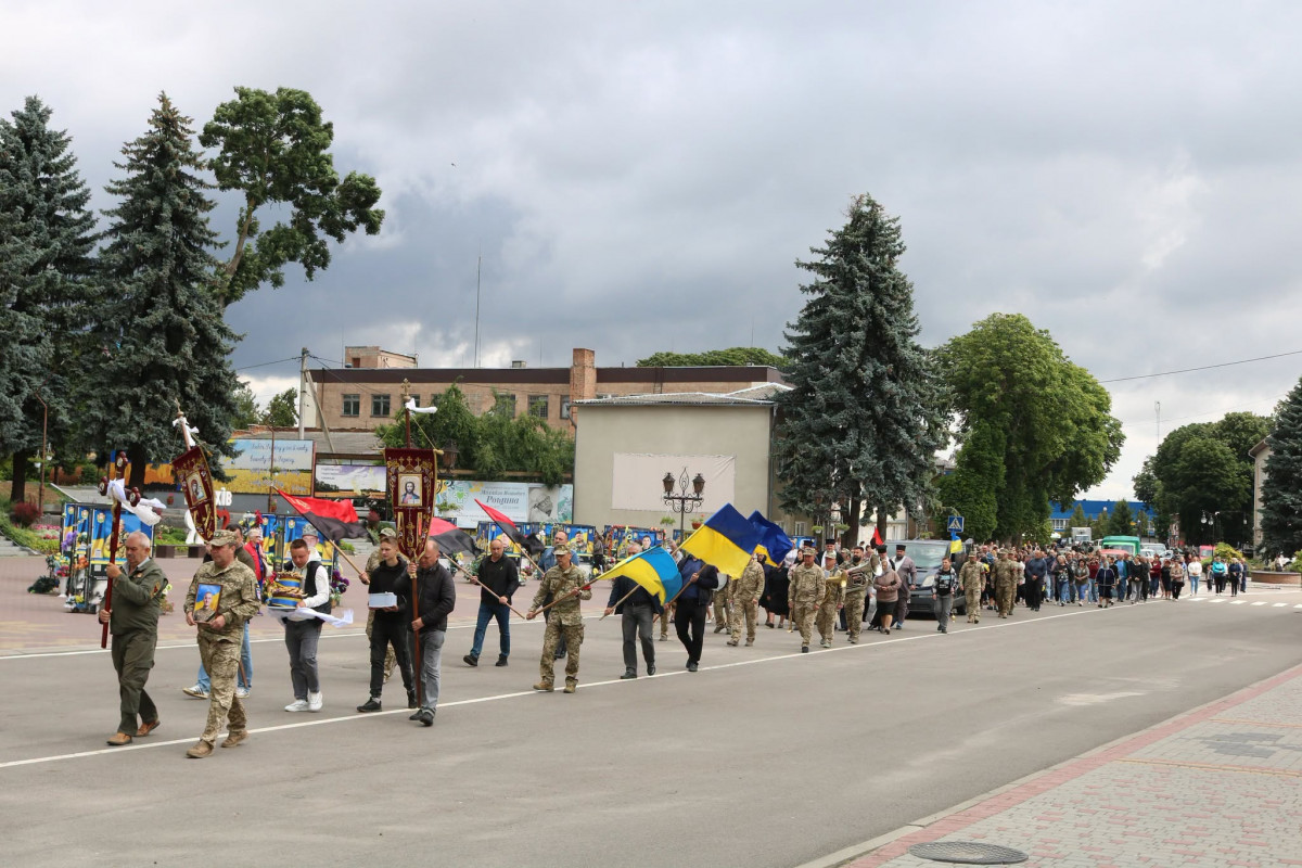 Понад півтора року вважався зниклим безвісти: на Волині поховали Героя Юрію Лозу