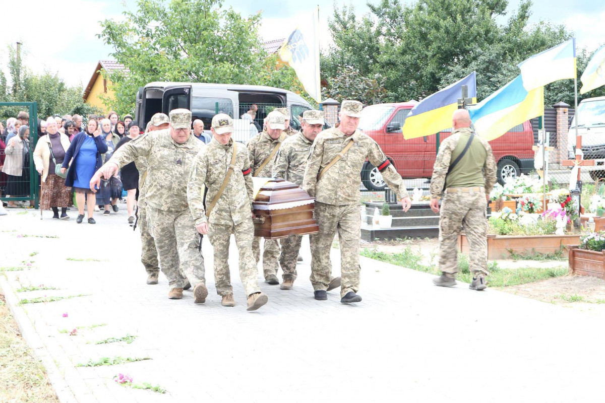 На колінах і зі сльозами: поблизу Луцька в останню путь провели 47-річного Героя Івана Мельника