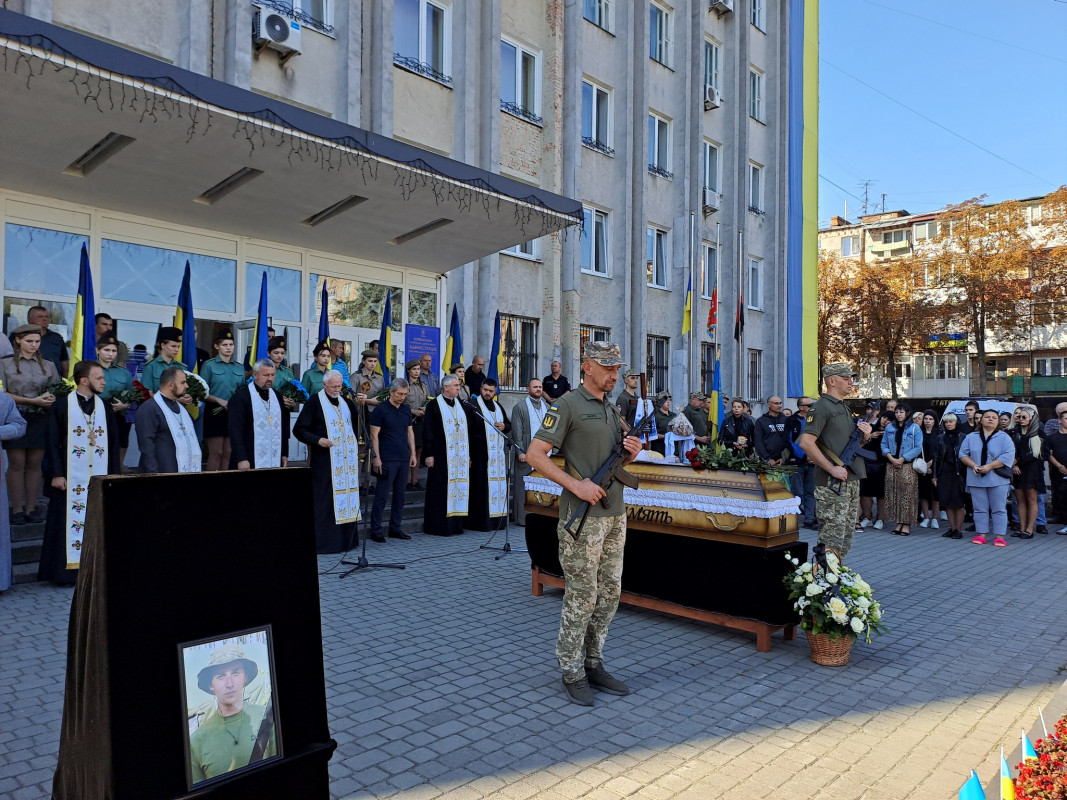 У страшному бою полягли усі побратими, які були разом з ним: на Волині попрощалися із 25-річним Героєм Денисом Андросюком