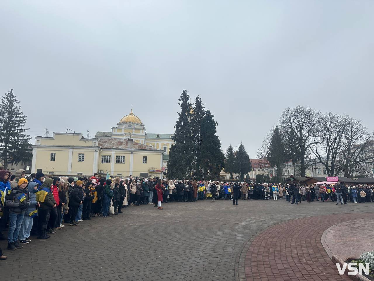 «Ланцюг Єднання» у Луцьку: сотні людей із прапором України відзначили День Соборності