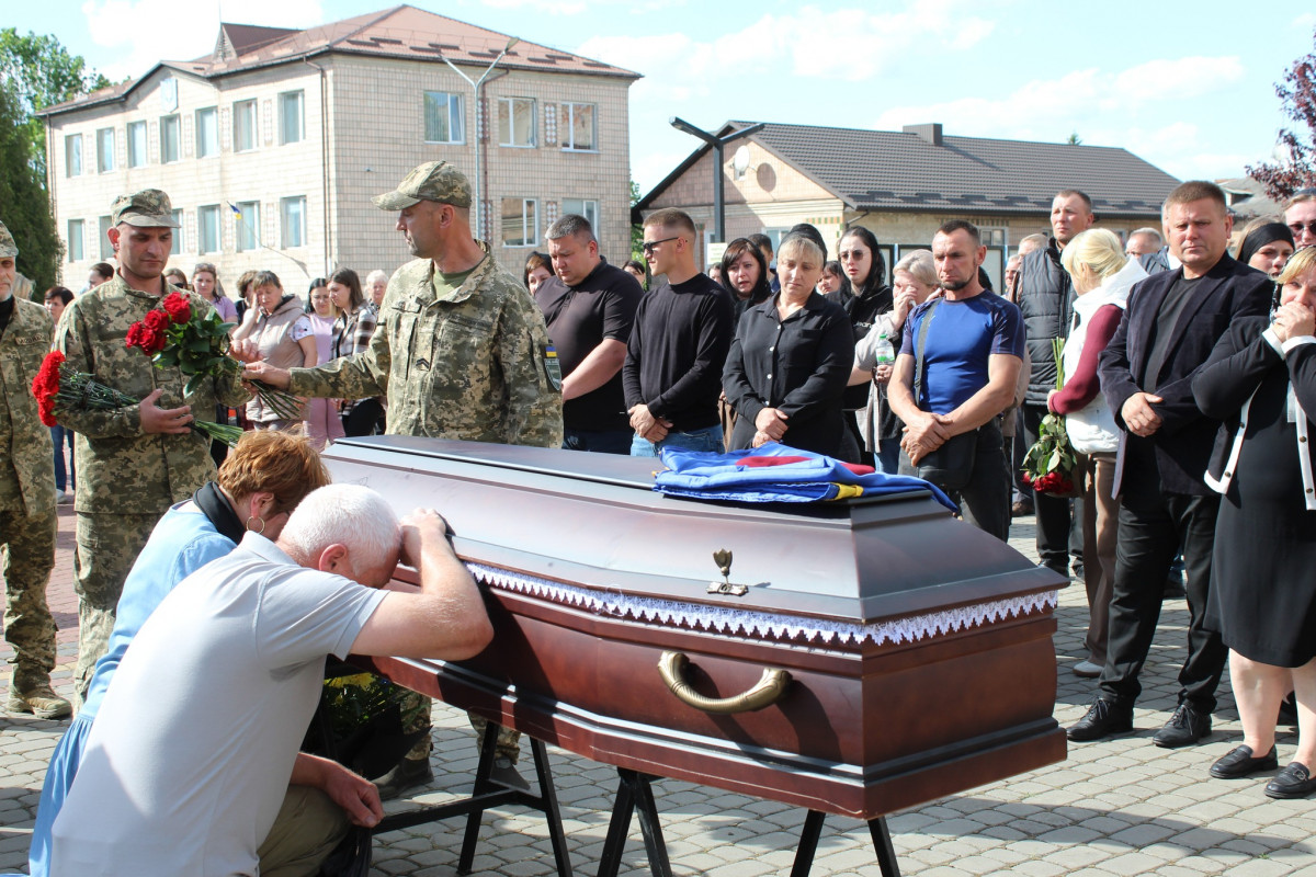 «Врятував побратима ціною власного життя»: на Волині попрощалися з 25-річним Героєм Андрієм Лавренчуком