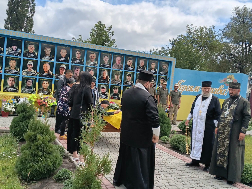 На Волині провели в останню путь 44-річного захисника Олександра Нікітіна, який загинув на Чернігівщині