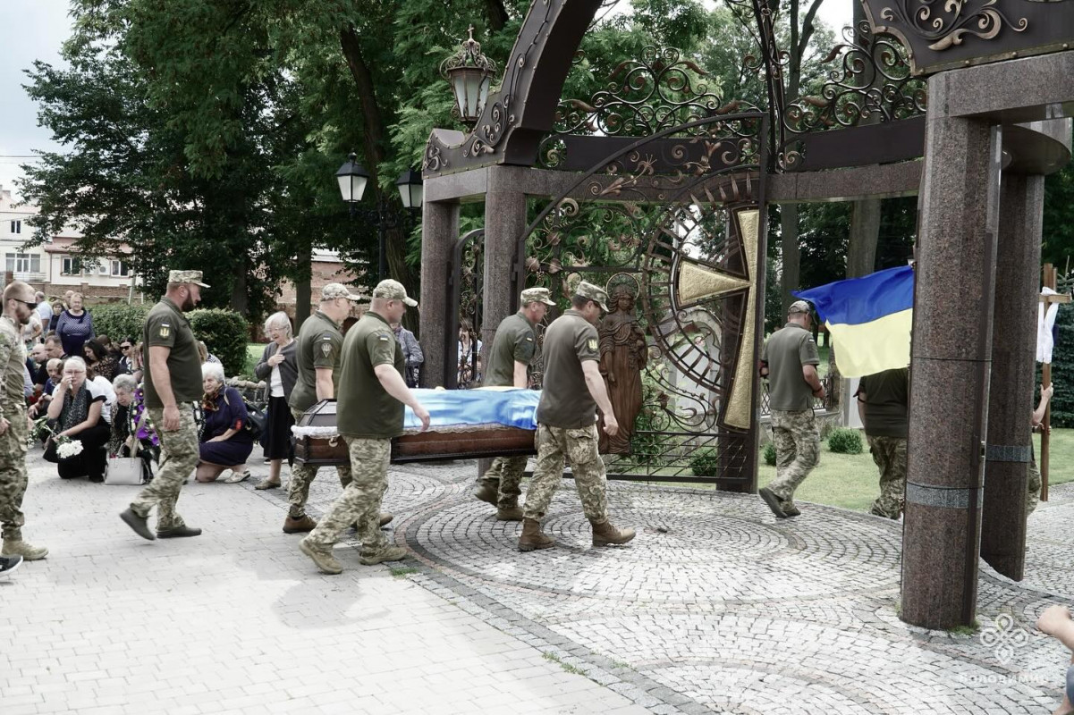 Троє синів, два з яких також мужньо захищають Україну, втратили батька: на Волині попрощалися з Героєм Юрієм Пелехом