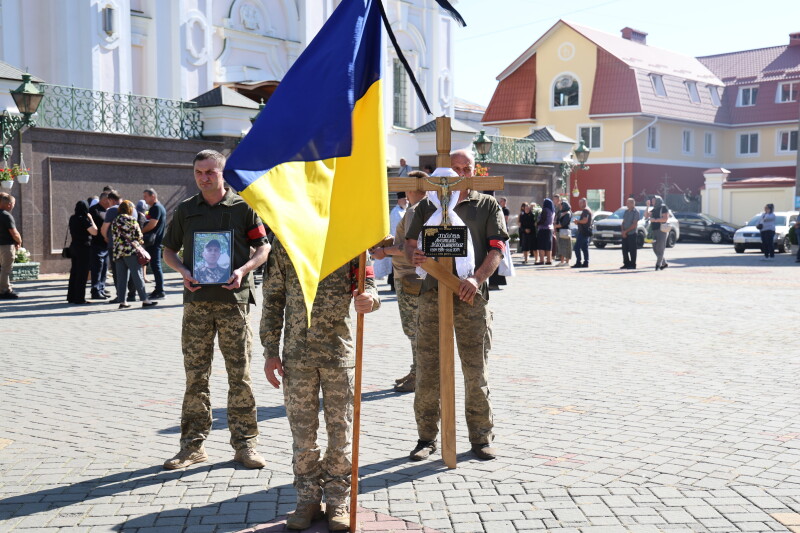 Загинув на фронті понад 10 місяців тому: у Луцьку попрощалися із загиблим Героєм Анатолієм Хабовцем